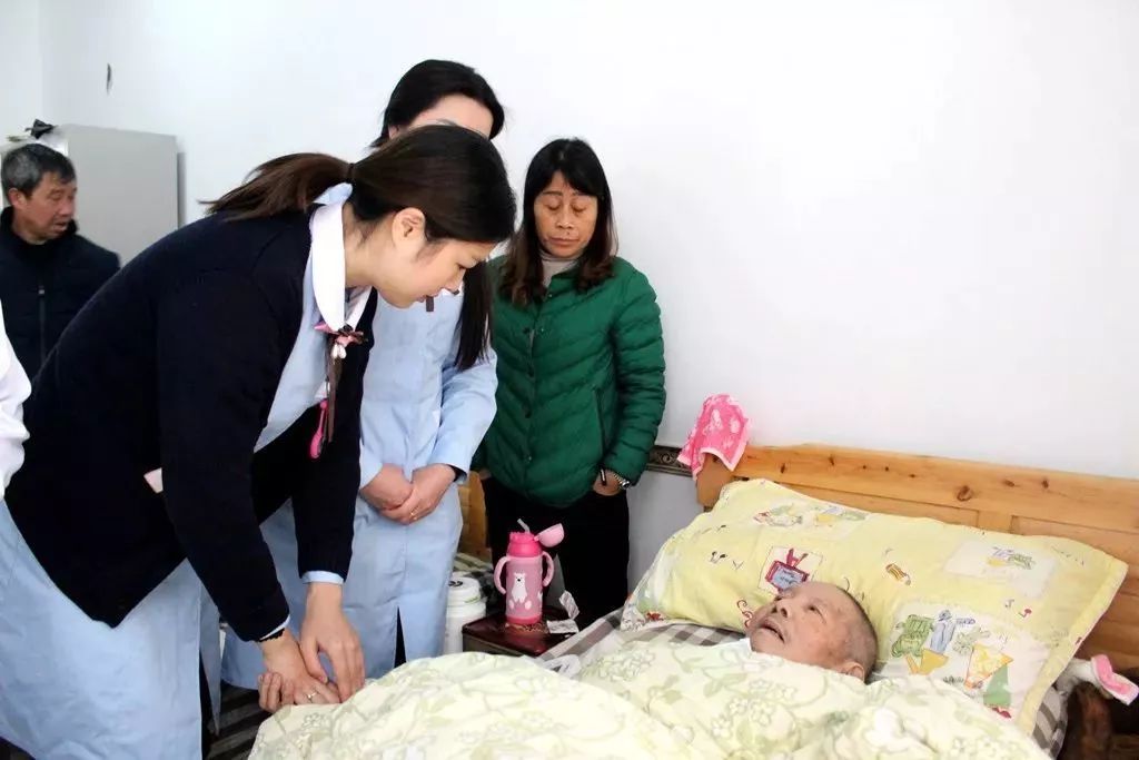 养老院送锦旗，感谢铜仁市妇幼保健院暖心服务