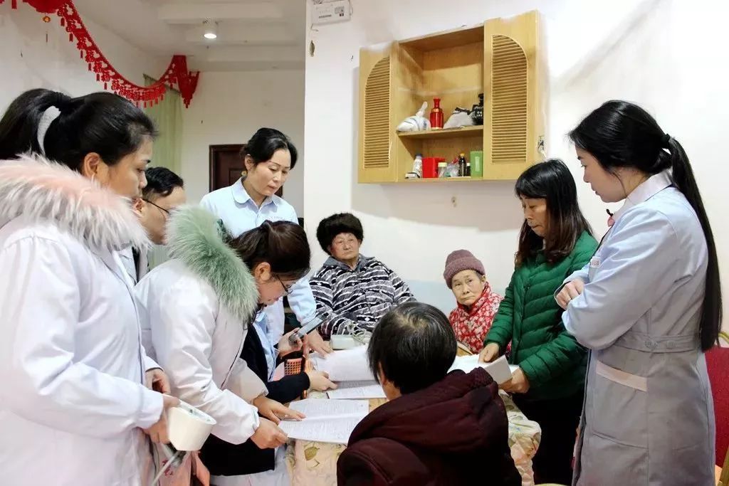 养老院送锦旗，感谢铜仁市妇幼保健院暖心服务