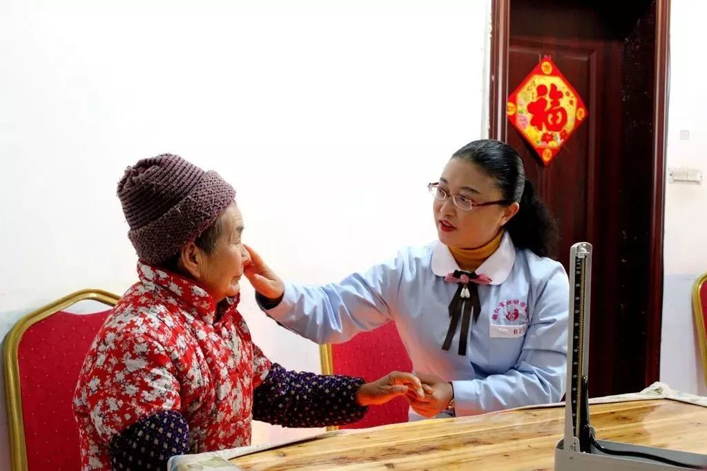 养老院送锦旗，感谢铜仁市妇幼保健院暖心服务