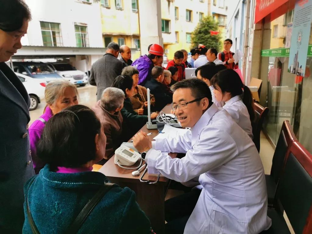 市妇幼保健院党总支全体党员赴碧江区坝黄镇开展“送医送药送健康”义诊活动