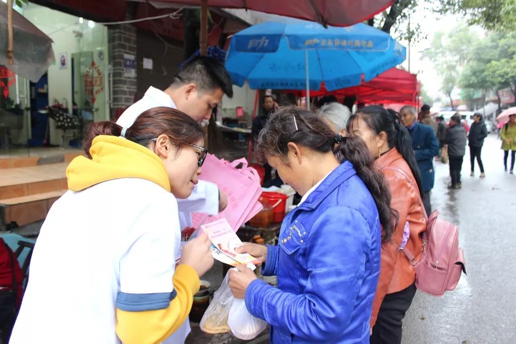 市妇幼保健院党总支全体党员赴碧江区坝黄镇开展“送医送药送健康”义诊活动