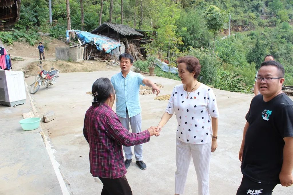 中共铜仁市妇幼保健院总支部委员会深入帮扶村开展“不忘初心、牢记使命”主题教育宣讲慰问活动