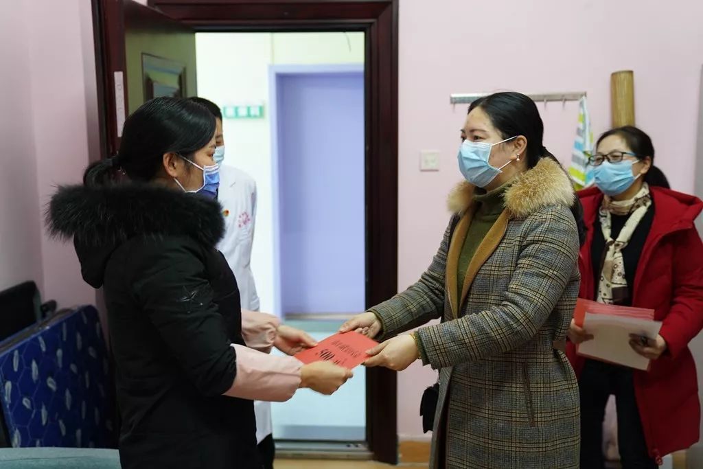 铜仁市妇联慰问我院一线困难医务工作者