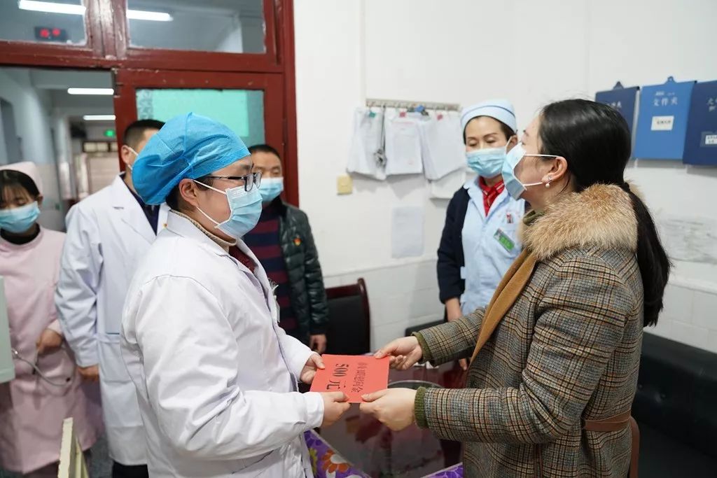 铜仁市妇联慰问我院一线困难医务工作者
