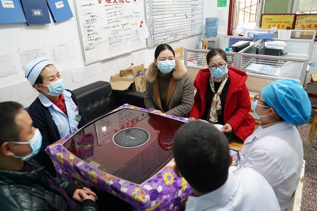 铜仁市妇联慰问我院一线困难医务工作者