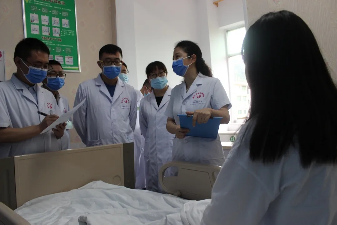 贵州医科大学附属医院妇科单孔腹腔镜手术团队来我院指导工作