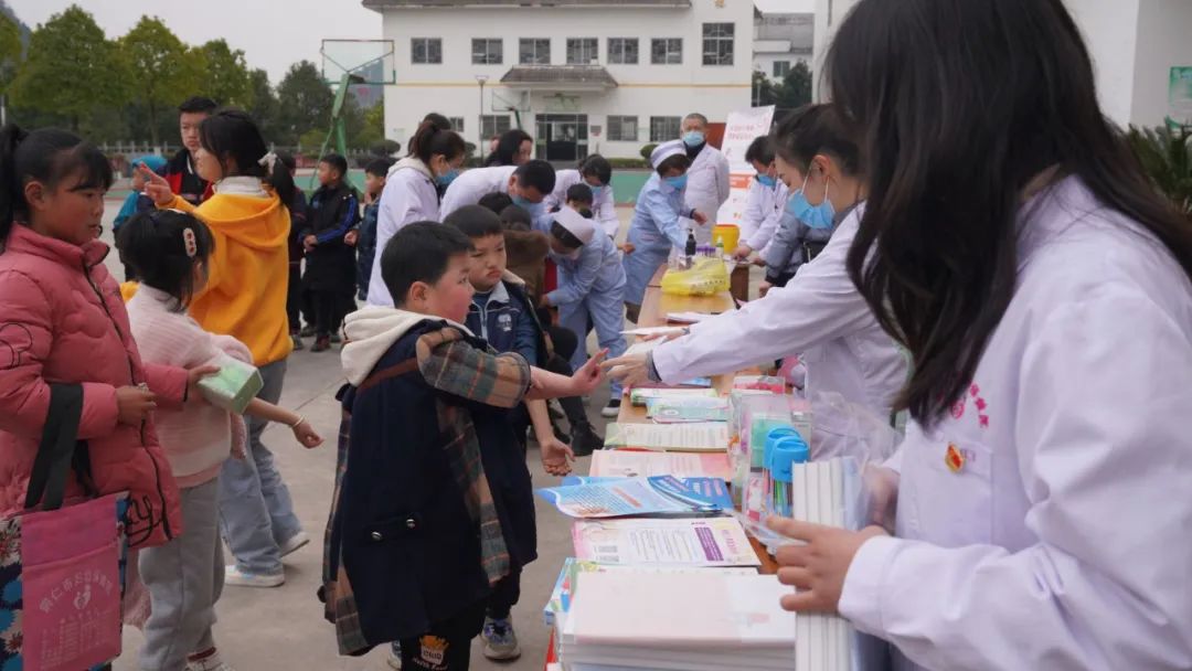 【新闻】“关爱听力健康，聆听精彩未来”——铜仁市妇幼保健院前往市特殊教育学校开展“全国爱耳日”健康教育义诊活动！