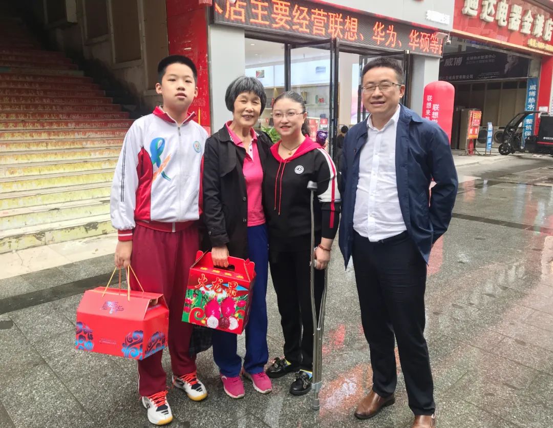 【新闻】同心守“沪”，情暖后方！杨华副院长率队看望慰问援沪一线医护人员家属