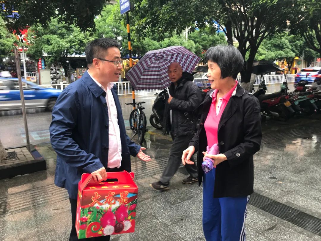 【新闻】同心守“沪”，情暖后方！杨华副院长率队看望慰问援沪一线医护人员家属