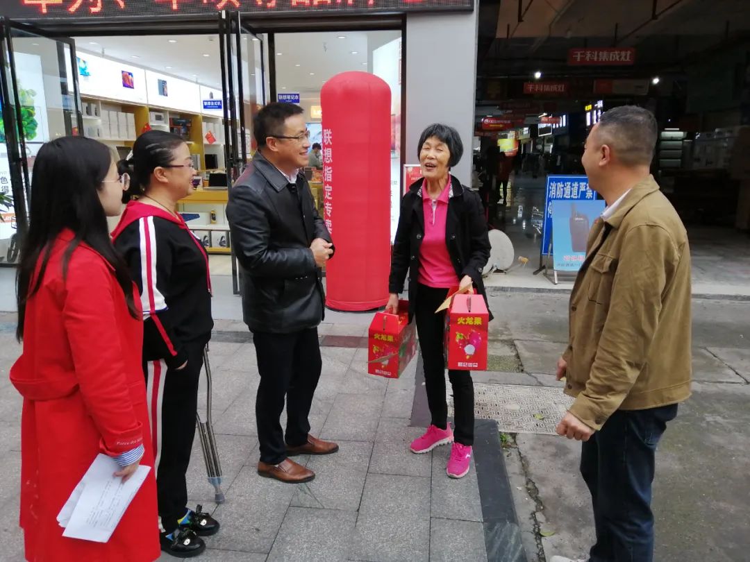 【新闻】同心守“沪”，情暖后方！杨华副院长率队看望慰问援沪一线医护人员家属