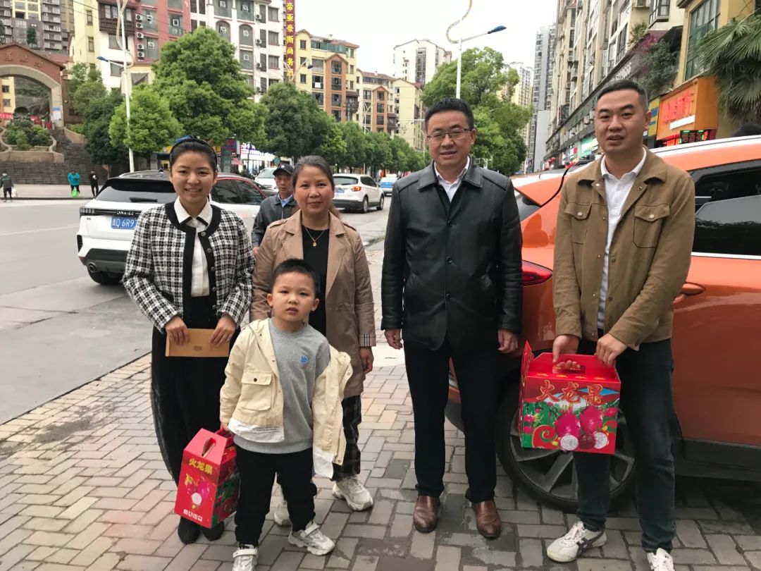 【新闻】同心守“沪”，情暖后方！杨华副院长率队看望慰问援沪一线医护人员家属