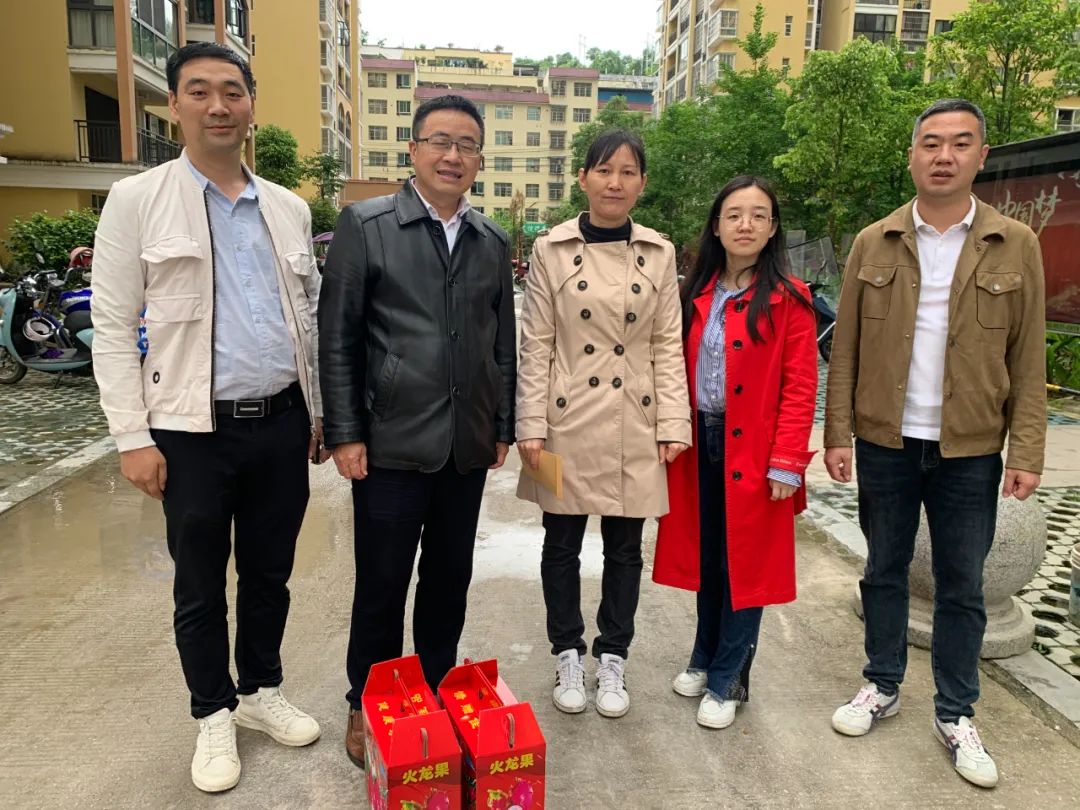 【新闻】同心守“沪”，情暖后方！杨华副院长率队看望慰问援沪一线医护人员家属