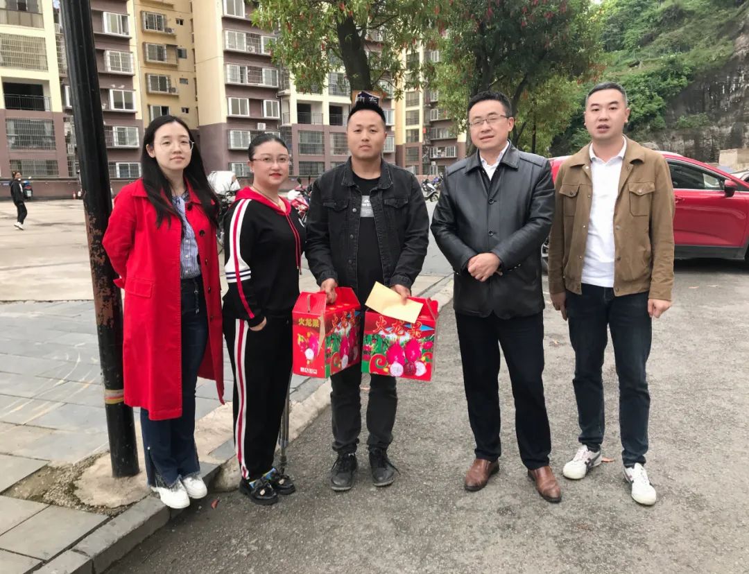 【新闻】同心守“沪”，情暖后方！杨华副院长率队看望慰问援沪一线医护人员家属