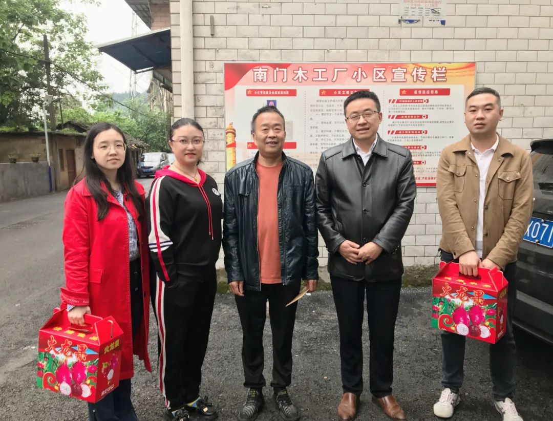 【新闻】同心守“沪”，情暖后方！杨华副院长率队看望慰问援沪一线医护人员家属