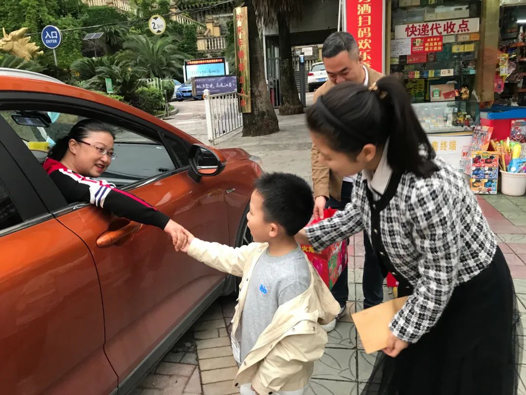 【新闻】同心守“沪”，情暖后方！杨华副院长率队看望慰问援沪一线医护人员家属