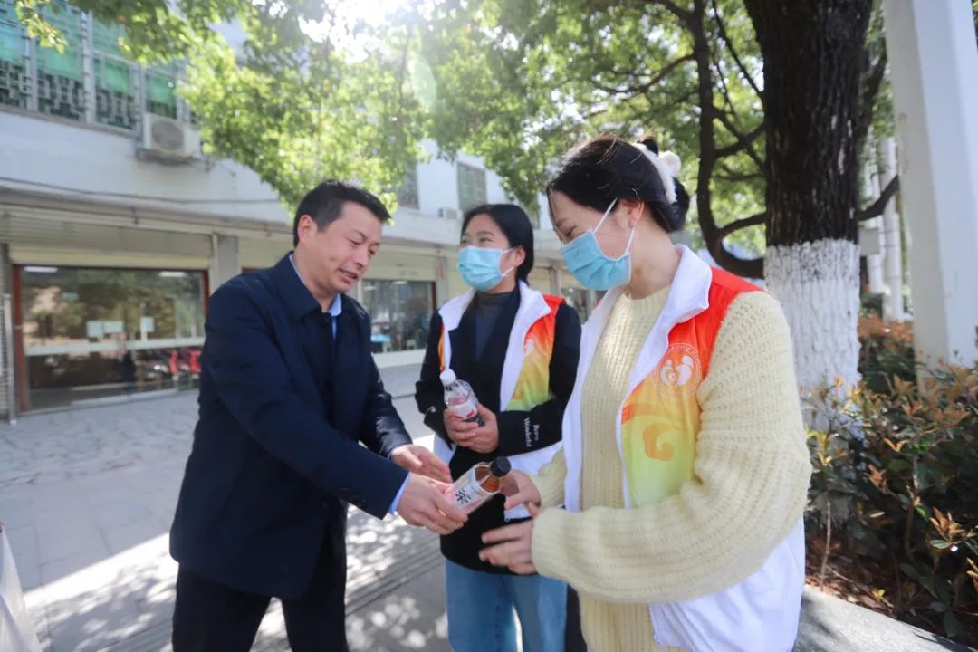 文明城市创建志愿服务活动，我们在行动！