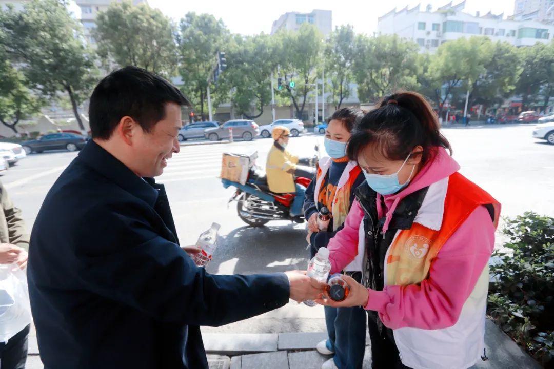 文明城市创建志愿服务活动，我们在行动！