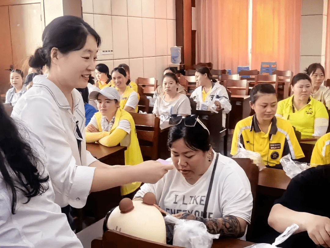 铜仁市总工会、碧江区总工会联合铜仁市妇幼保健院开展关爱困难女职工健康援助行动